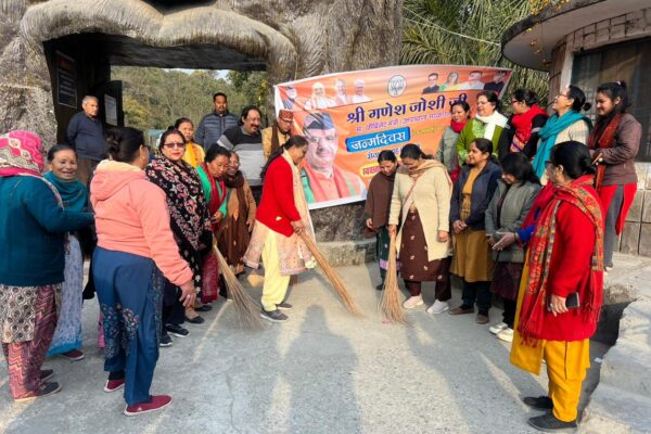 कैबिनेट मंत्री गणेश जोशी के जन्मदिवस को सेवा सप्ताह के तहत प्रथम दिवस गुच्छुपानी में स्वच्छता अभियान का कार्य करते भारतीय जनता पार्टी के कार्यकर्ता