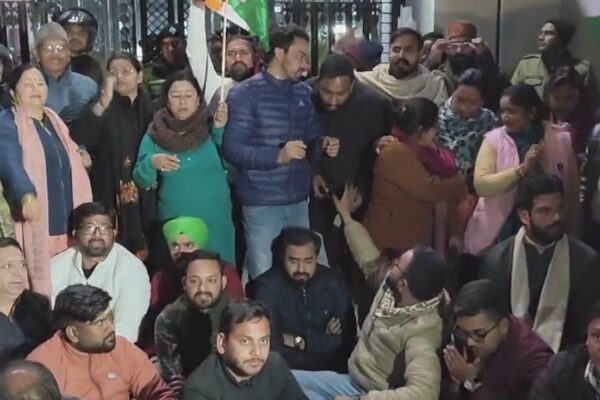 कांग्रेस के कार्यकर्ताओं ने किया पुलिस हेड क्वार्टर के सामने जमकर हंगामा