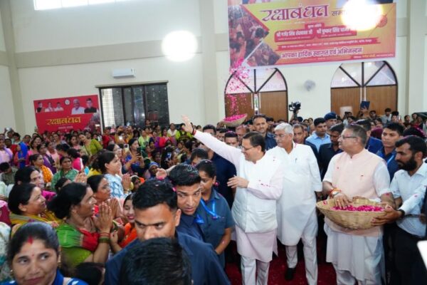 रक्षाबंधन समारोह 2025 में सम्मिलित हुए सीएम धामी