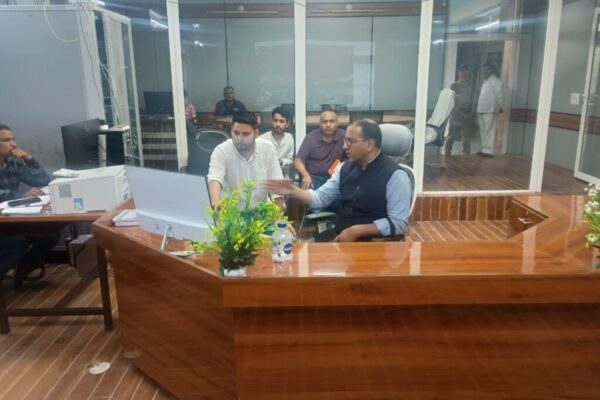 जनपद में हो रही वर्षा के दृष्टिगत जिलाधिकारी ने जनपद मुख्यालय स्थित कंट्रोल रूम पहुंचकर लिया स्थिति का जायजा